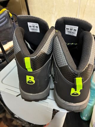 Botas de montaña Boriken negras y grises