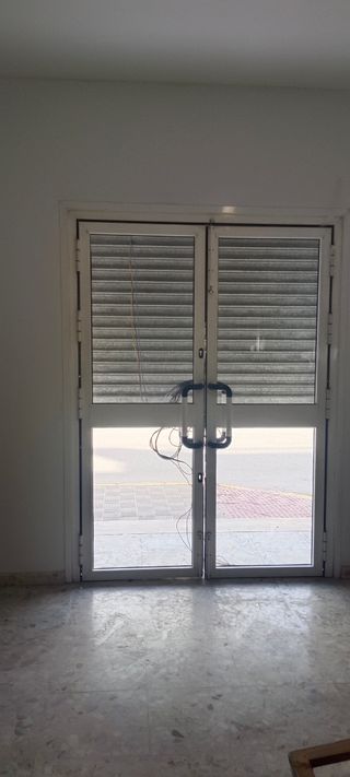 Puerta abatible de aluminio blanco