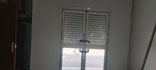 Puerta abatible de aluminio blanco