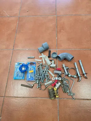 Lote de tornillos, ganchos y tacos grifos