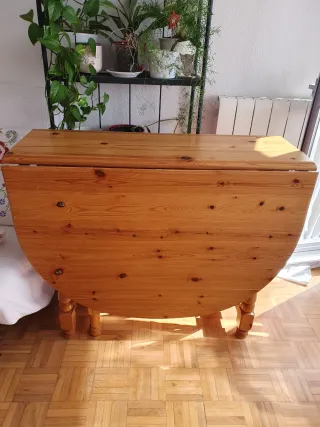 Mesa abatible de madera de pino.