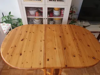 Mesa abatible de madera de pino.