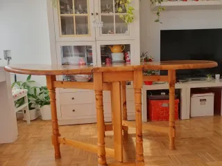 Mesa abatible de madera de pino.