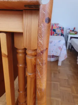 Mesa abatible de madera de pino.