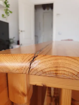 Mesa abatible de madera de pino.
