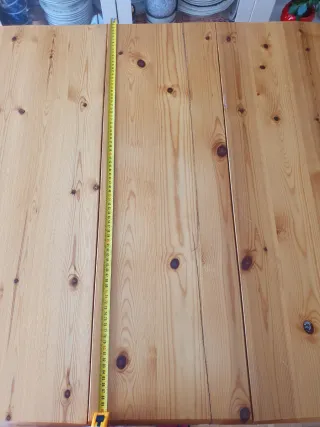Mesa abatible de madera de pino.