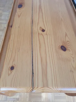 Mesa abatible de madera de pino.