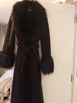 Abrigo largo con cuello y puños de pelo