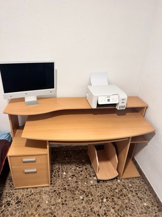 Escritorio de madera con bandeja