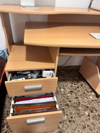 Escritorio de madera con bandeja