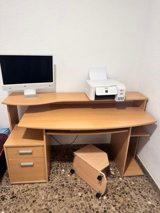 Escritorio de madera con bandeja