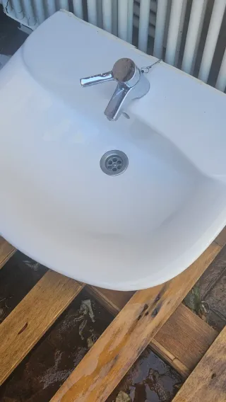 Doble lavabo de mármol con grifos