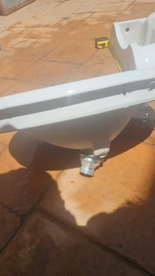 Doble lavabo de mármol con grifos