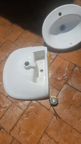 Doble lavabo de mármol con grifos