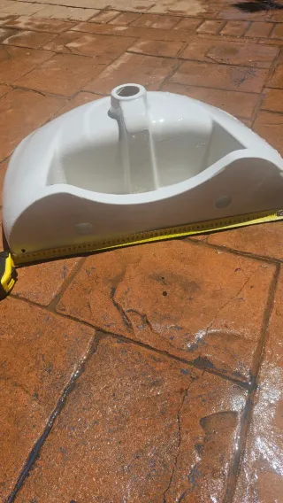 Doble lavabo de mármol con grifos