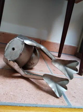 Figura de rana de metal plateado