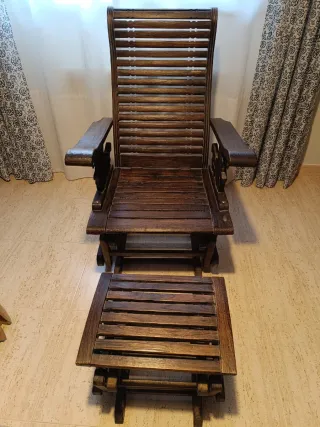 Mecedora con reposapiés de madera