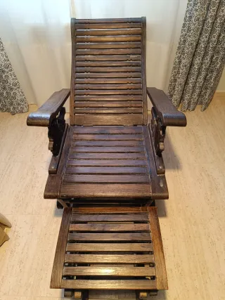 Mecedora con reposapiés de madera