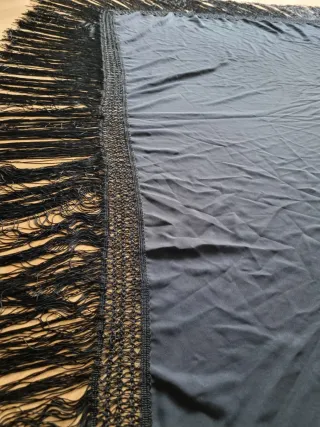 Manton negro con flecos