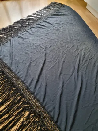 Manton negro con flecos