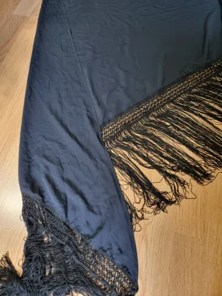 Manton negro con flecos