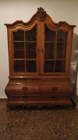 Vitrina de madera y cristal