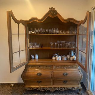 Vitrina de madera y cristal