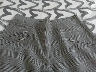 Pantalón Zara Gris y Jersey Amarillo Talla L