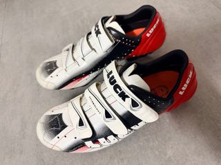 Zapatillas Ciclismo LUCK Unisex Blancas/Negras/Roj