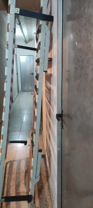 2 somieres de lamas de madera y metal.