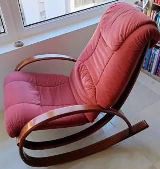 Poltrona a dondolo rosa in velluto e legno