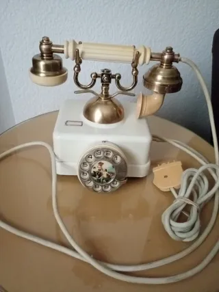 Teléfono antiguo estilo blanco