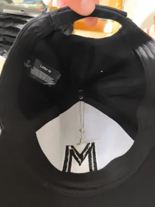 Gorra negra con letra M