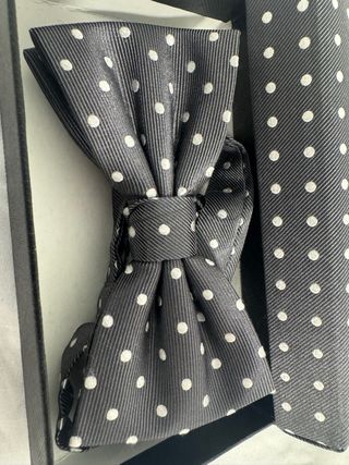 Pajarita de smoking con puntos blancos