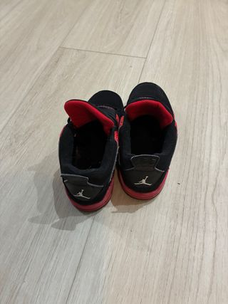 Zapatillas Jordan 4 Retro Rojas y Negras talla 33
