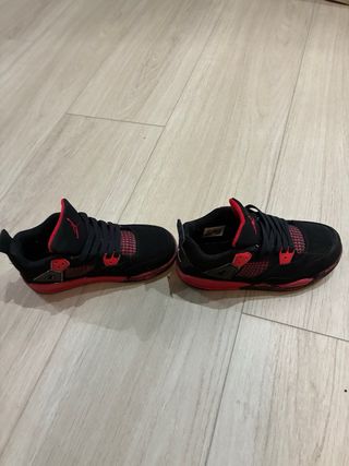 Zapatillas Jordan 4 Retro Rojas y Negras talla 33