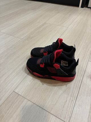 Zapatillas Jordan 4 Retro Rojas y Negras talla 33