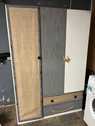 Guardaroba in legno con tessuto e iuta