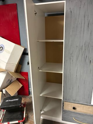 Guardaroba in legno con tessuto e iuta