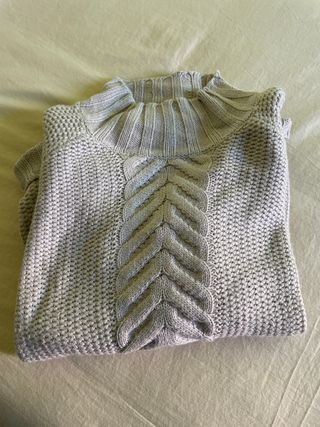 Jersey de punto beige con trenzas