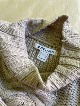 Jersey de punto beige con trenzas