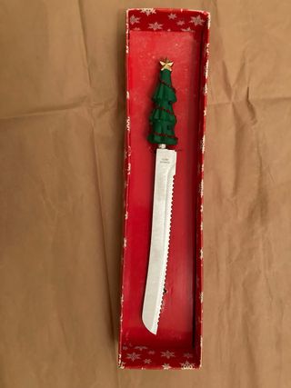 Albero di Natale, vassoio, coltello e candele.