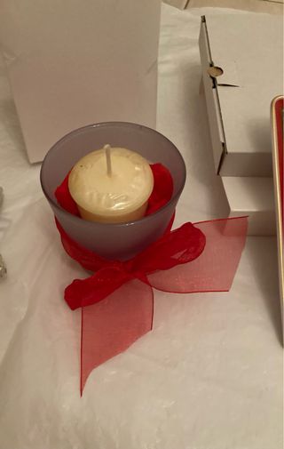 Albero di Natale, vassoio, coltello e candele.