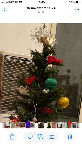 Albero di Natale, vassoio, coltello e candele.