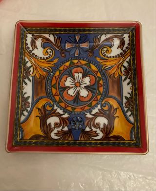 Albero di Natale, vassoio, coltello e candele.