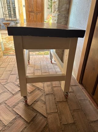 Mesa de madera con ruedas