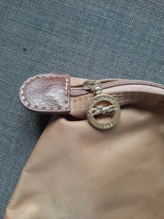 Bolso de mano beige y marrón