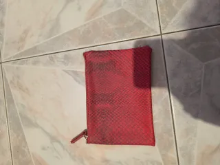 Pochette rossa con fantasia pitonata