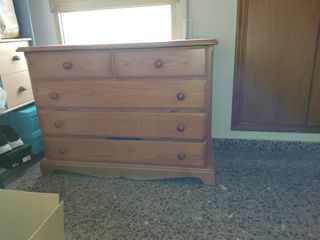 Cómoda de madera con cajones