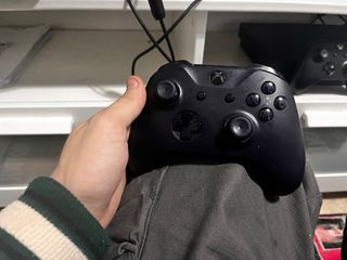 Xbox One X 1TB Nera con 2 Controller e cuffie